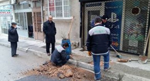 Osmangazi Belediyesi ekiplerince 1.Fırın Sokak ve Sili Sokakta kaldırım tamir çalışması yapıldı.Sayın Necmettin Bilin beye ve ekip arkadaşlarına Teşekkürler. ..